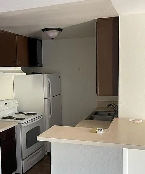 320 S Ardmore Ave #209 — Photo 8