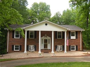 5882 Woodsway Dr, Pfafftown, NC 27040