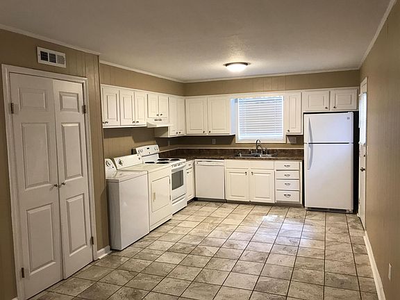 3rd image of 204 James Cir
