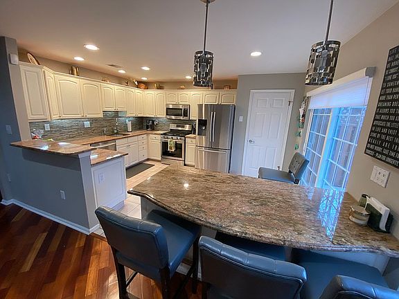 Kitchen with Breakfast bar