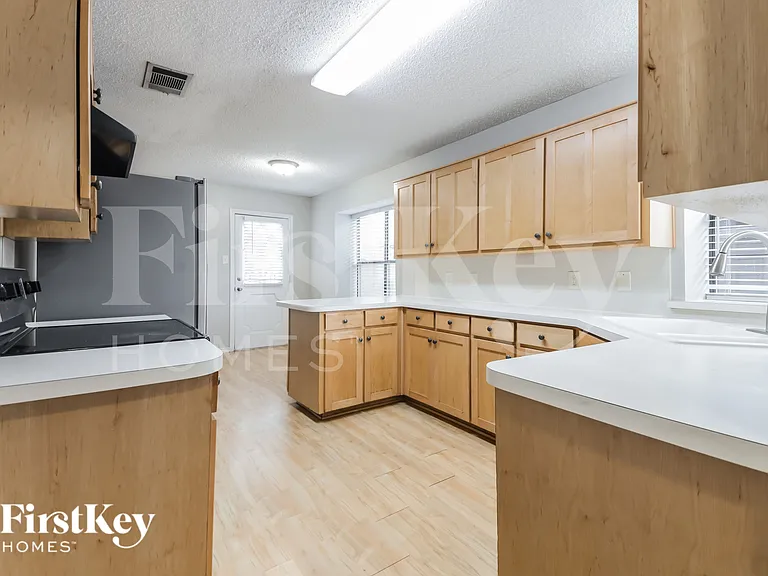 2026 Greenview Dr — Photo 7