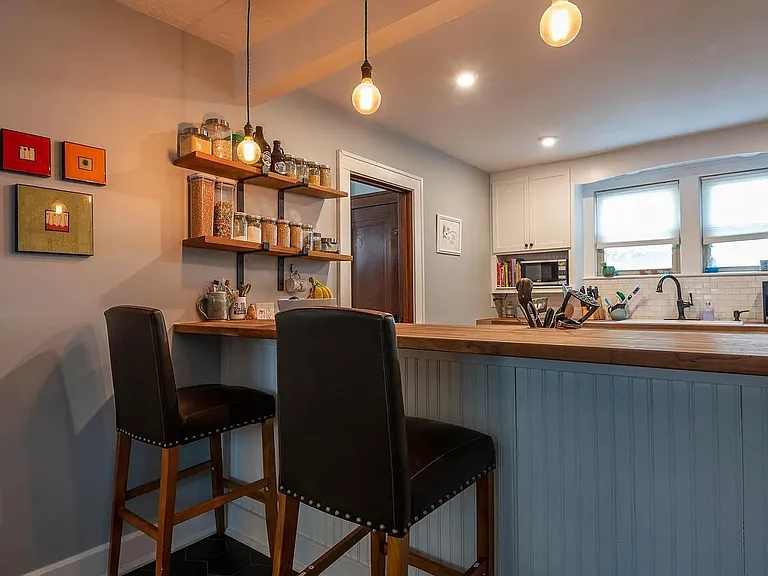 209 E Wylie St — Photo 3