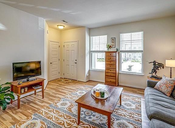 4th image of 8069 Ellendale Dr Unit 8069