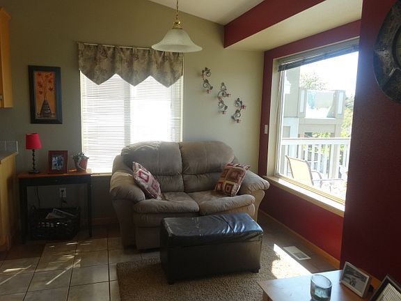 4th image of 2916 Sunset Dr W