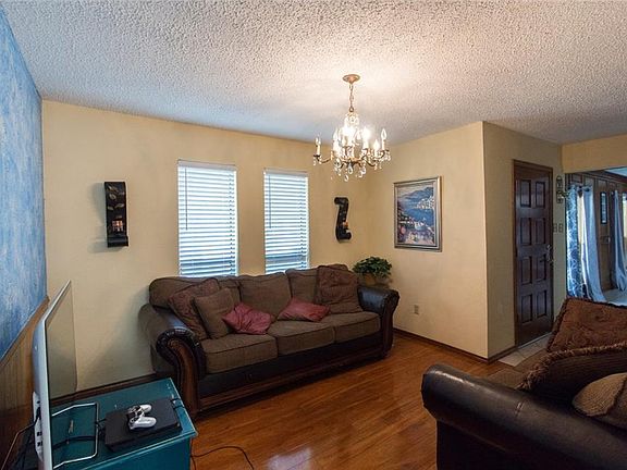 3rd image of 2411 Oakwood Dr