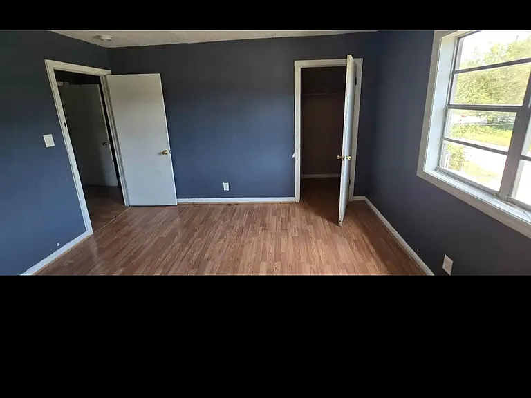 2215 Ballard Dr — Photo 2
