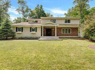 19 Maplecrest Dr, Danbury, CT 06811