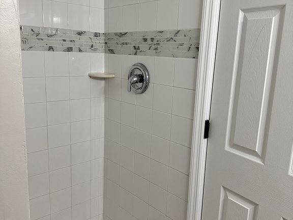 5th image of 224 SE 16th Pl APT 2