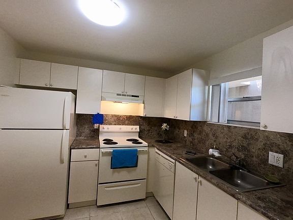 5th image of 4255 N University Dr APT 310