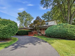 30752 Woodstream Ct, Farmington Hills, MI 48334
