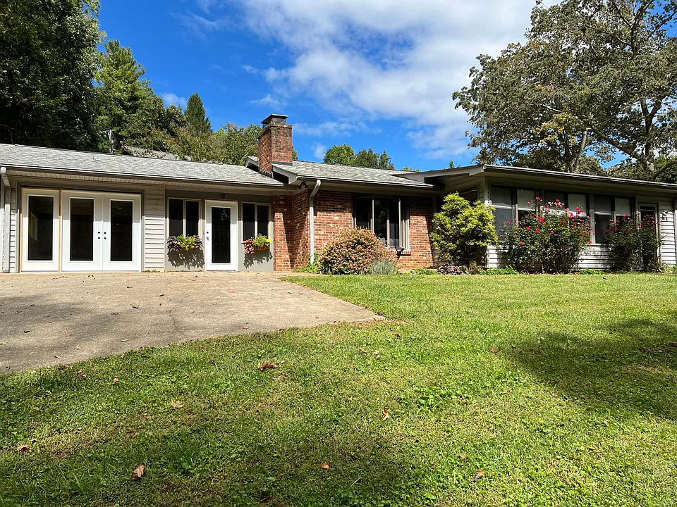 12 Wellspring Ln