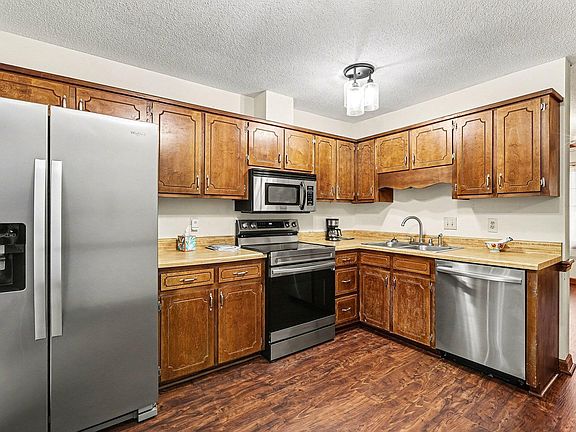 3rd image of 117 Village Green Trl