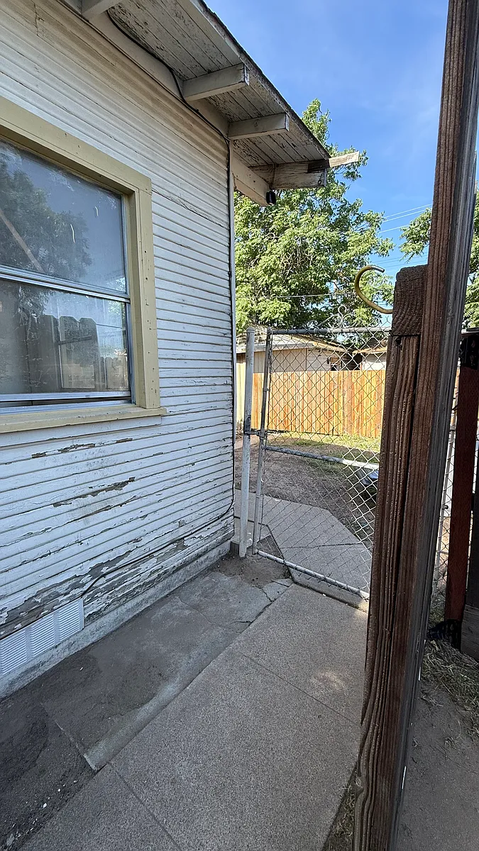 Building Photo - 202 Roselawn Ave #2