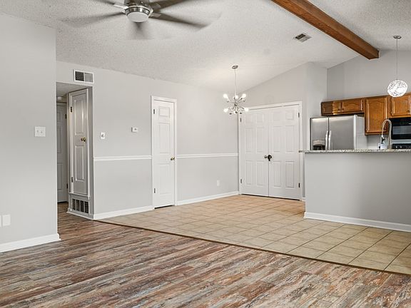 3rd image of 405 Oak Creek Rd