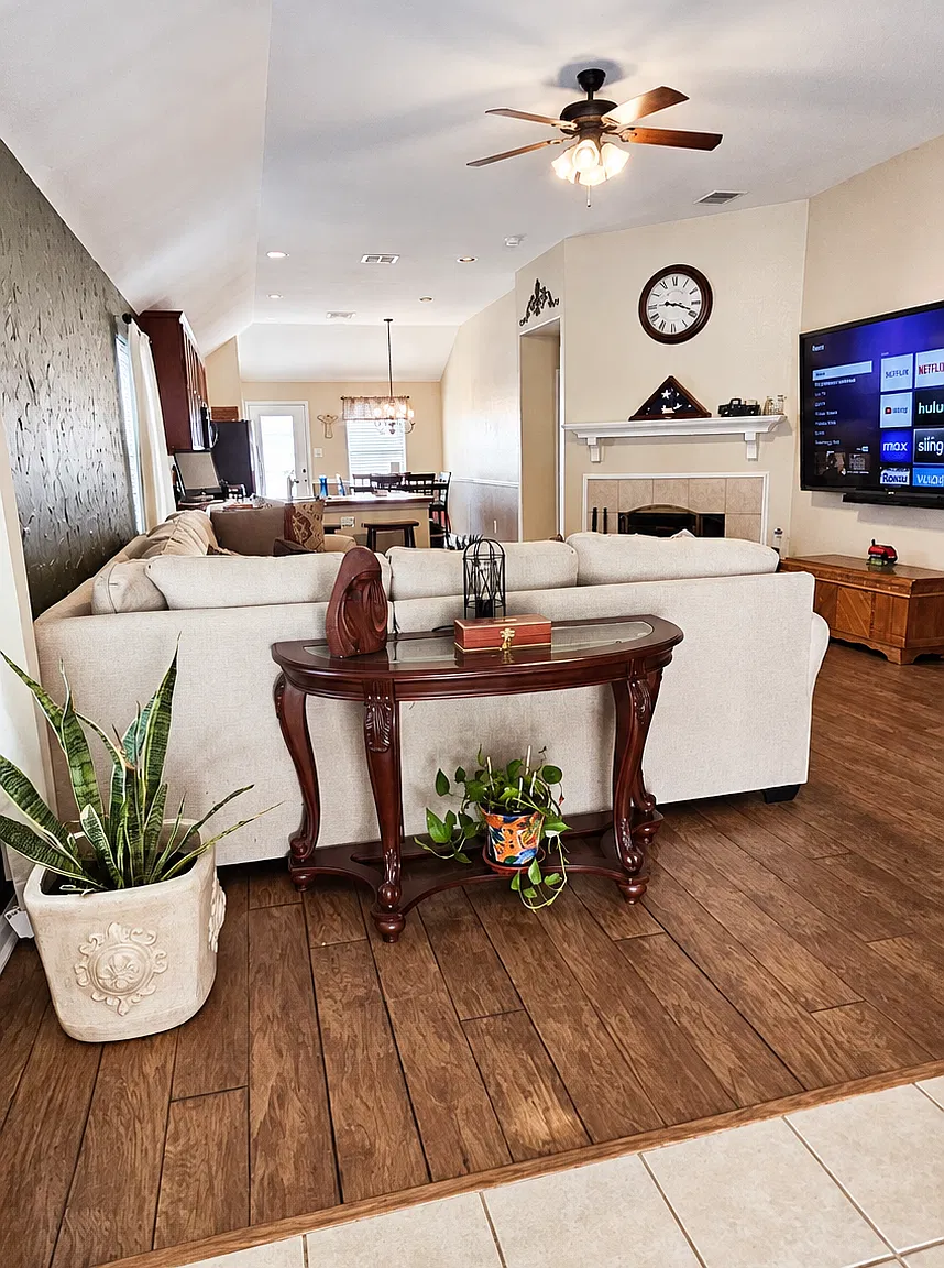 3 bed, 1871 sqft, $2,300 — Photo 3