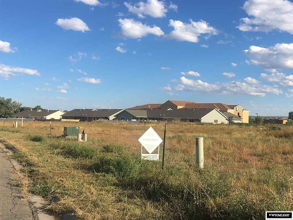 1st image of 939 Shoshone Dr