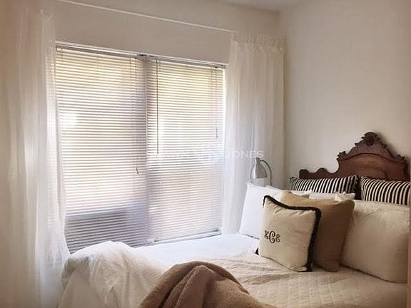 5th image of 685 1/2 W Wrightwood Ave APT 2E