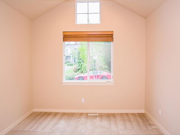 5th image of 10928 243rd Ave NE