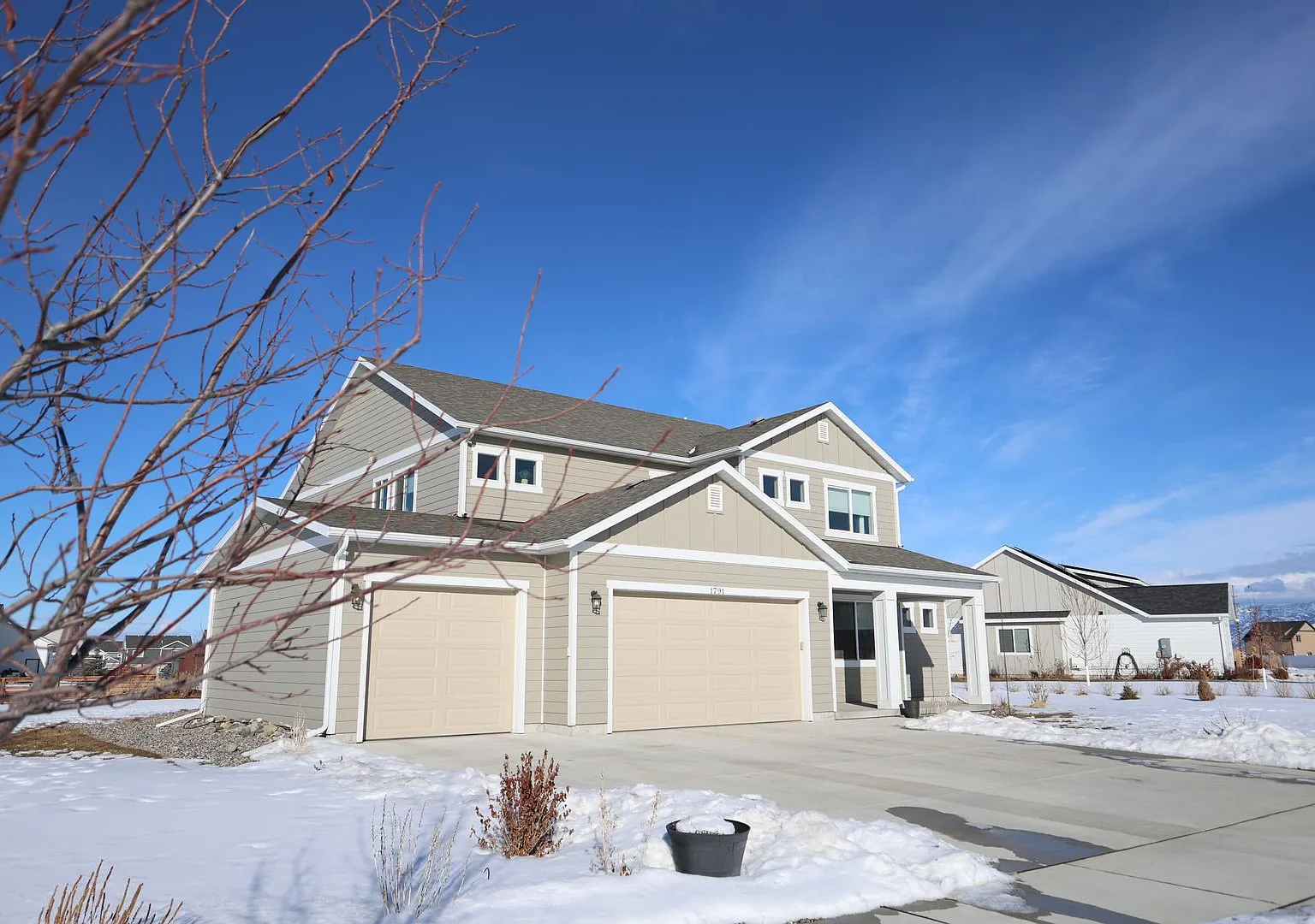4-bedroom House with Large Yard — Photo 2
