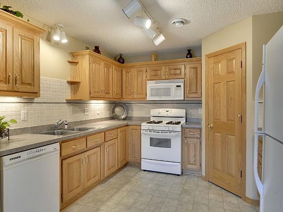 2nd image of 914 Fairfield Pl NW