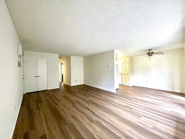 13'x 20' living room, large entry closet
Separate dining area
