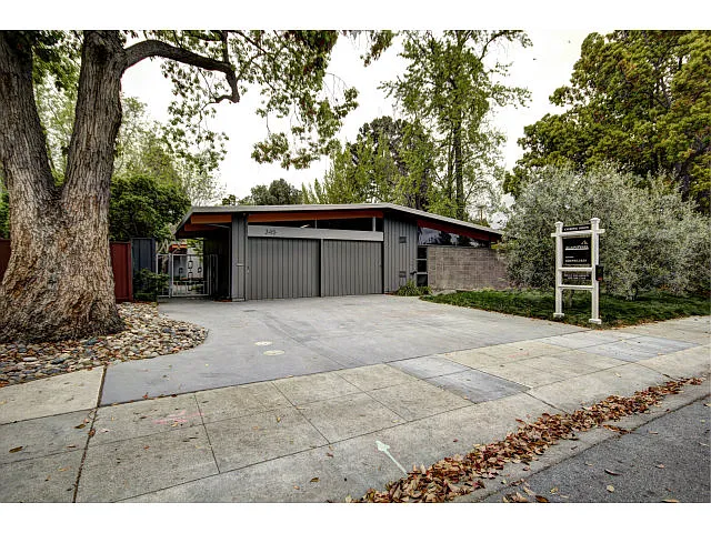 345 Parkside Dr photo 1