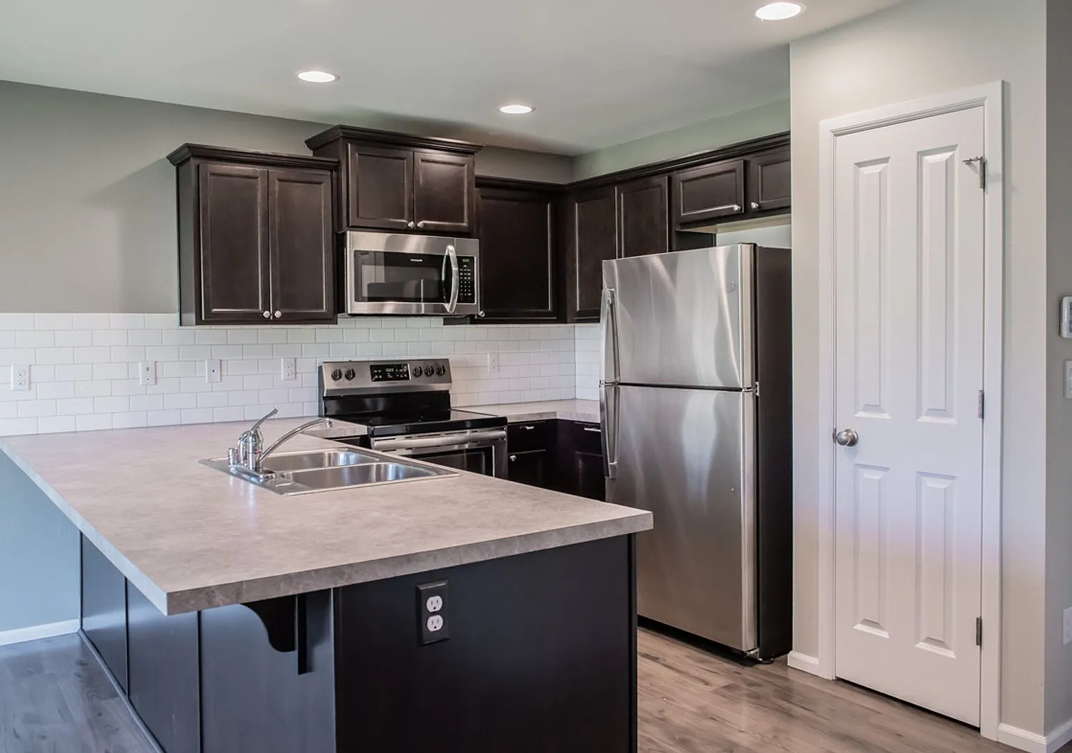 **Move-In Special**Suncrest Farms spacious 4bd 2.5bth home w/ 2 car garage! — Photo 2