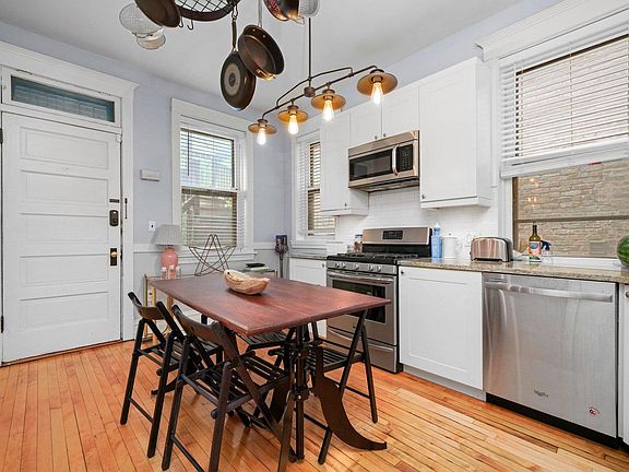 4th image of 1527 N Claremont Ave APT 1F