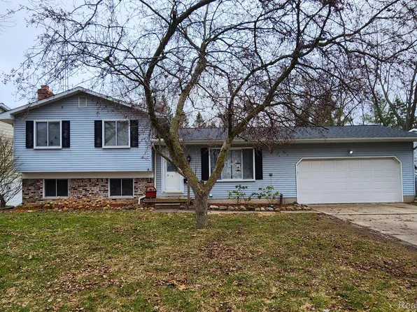 326 Cedarwood Dr, Flushing, MI 48433