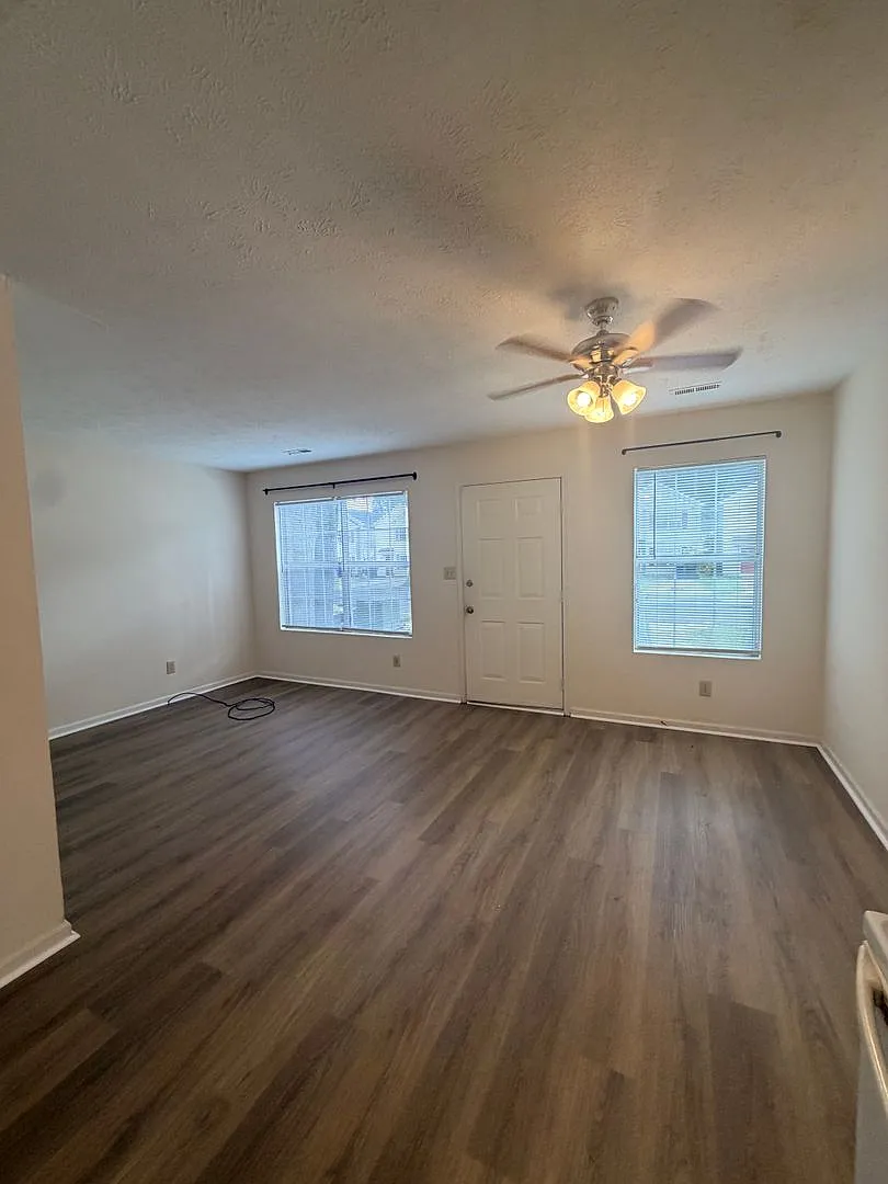 Renovated 1 story ready for move in! — Photo 2