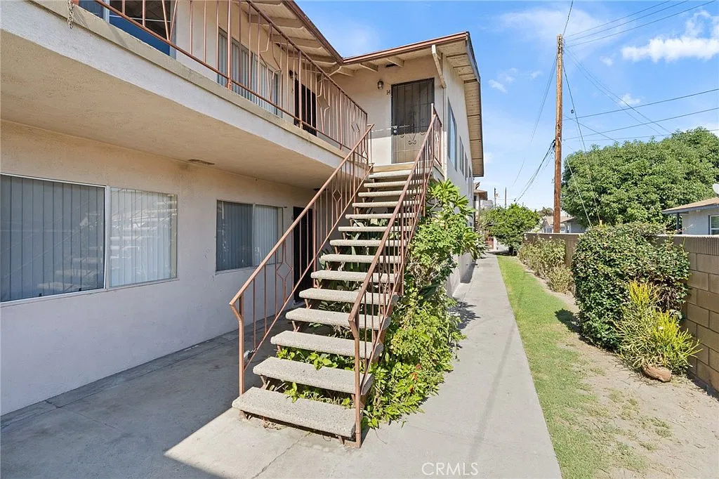 2 bed, 1.5 bath, 800 sqft, $2,300 — Photo 1