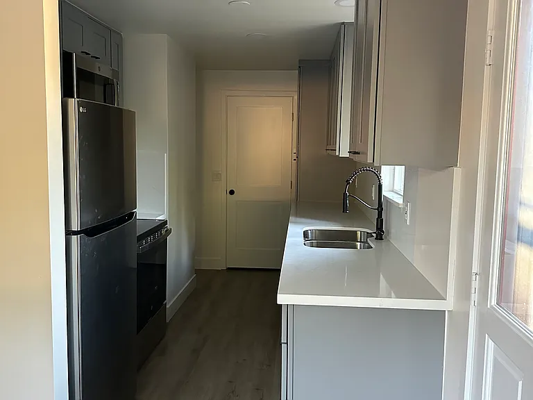 1423 E Maple St — Photo 2
