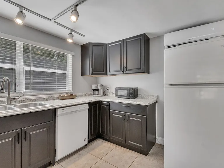 415 S Hyer Ave #B — Photo 9