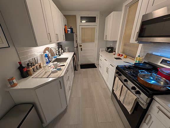 5th image of 1706 W Cornelia Ave #3
