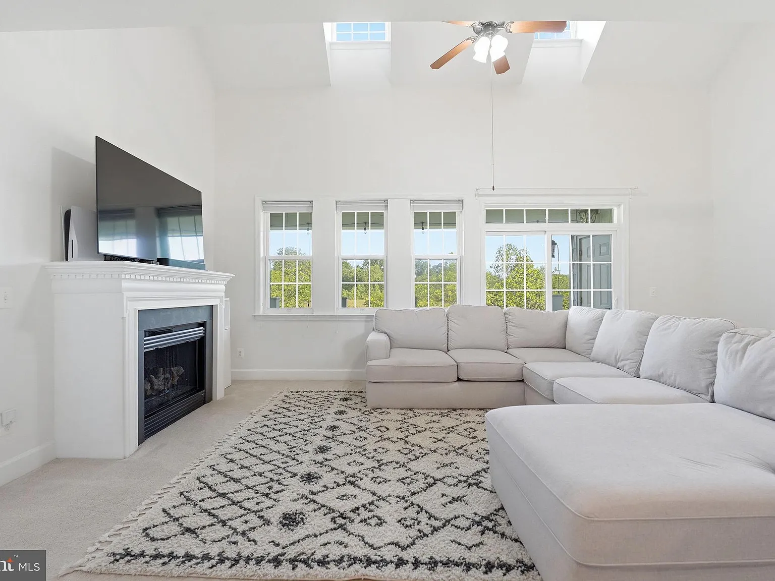 4 bed, 3.0 bath, 2283 sqft, $3,000 — Photo 2