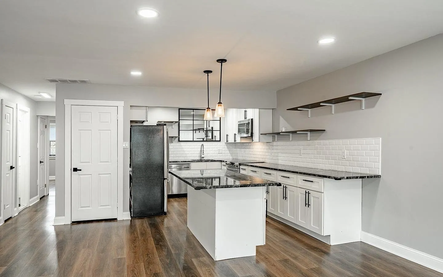 3 bed, 1075 sqft, $2,795 — Photo 4