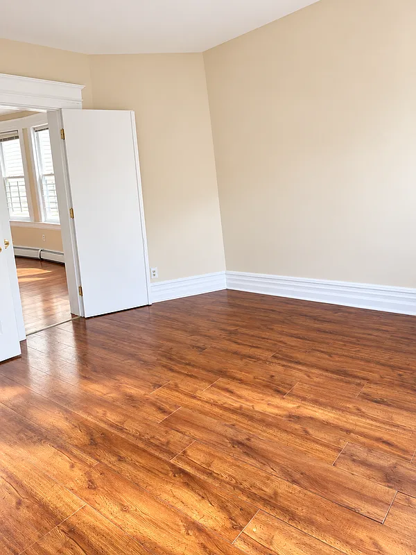 3 bed, 1.0 bath, 1284 sqft, $2,600 — Photo 2