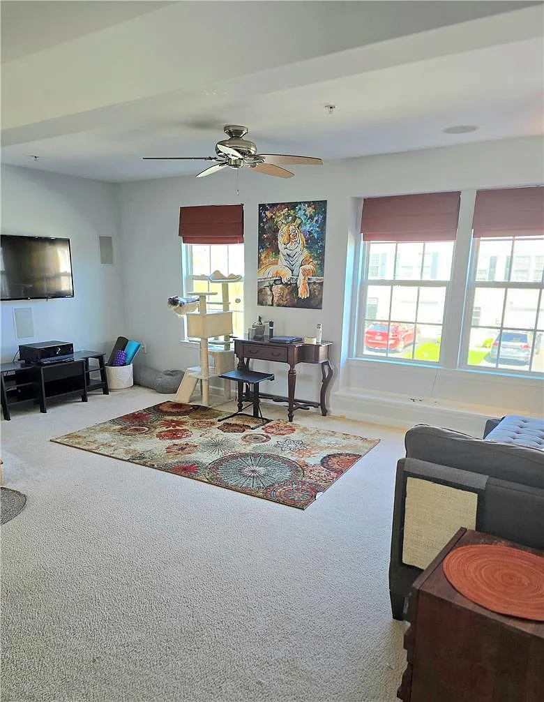 3 bed, 2.5 bath, 1676 sqft, $2,700 — Photo 2