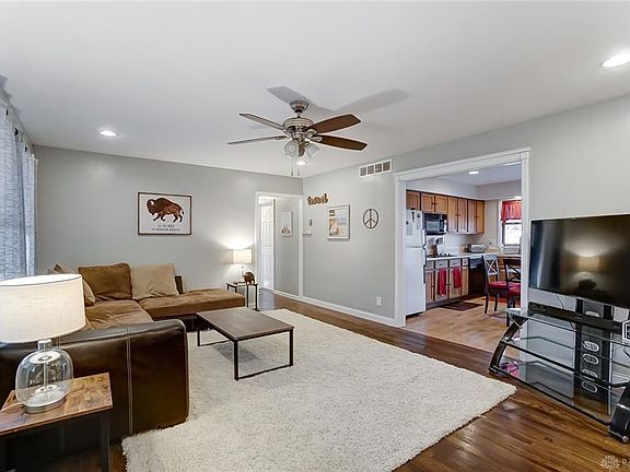 4th image of 1121 White Oak Dr