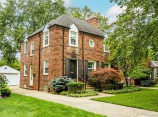 359 Hillcrest Ave, Grosse Pointe Farms, MI 48236