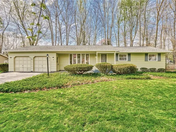 7 Fairfield Dr, Fairport, NY 14450