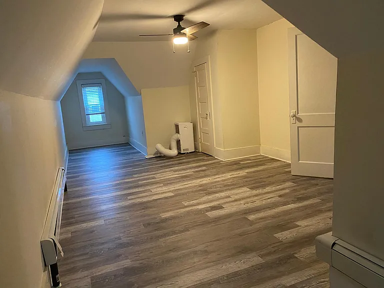 Big bedroom,two bolus areas in bedroom for computer desks