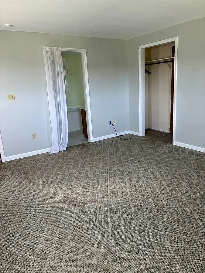 4 bed, 2368 sqft, $900 — Photo 1