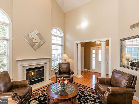 4th image of 913 Pinehurst Dr