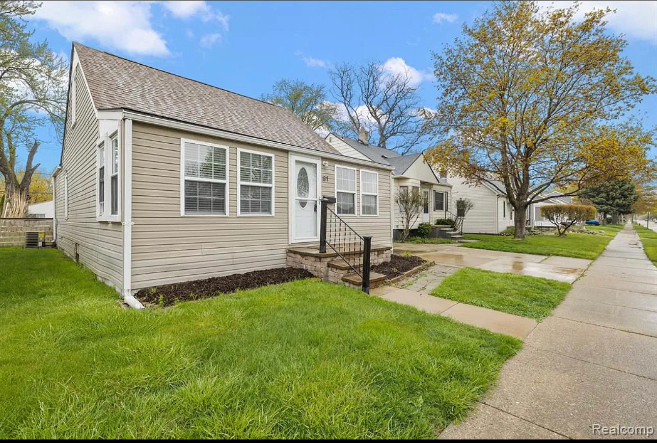 3 bed, 1.5 bath, 1400 sqft, $700 — Photo 1