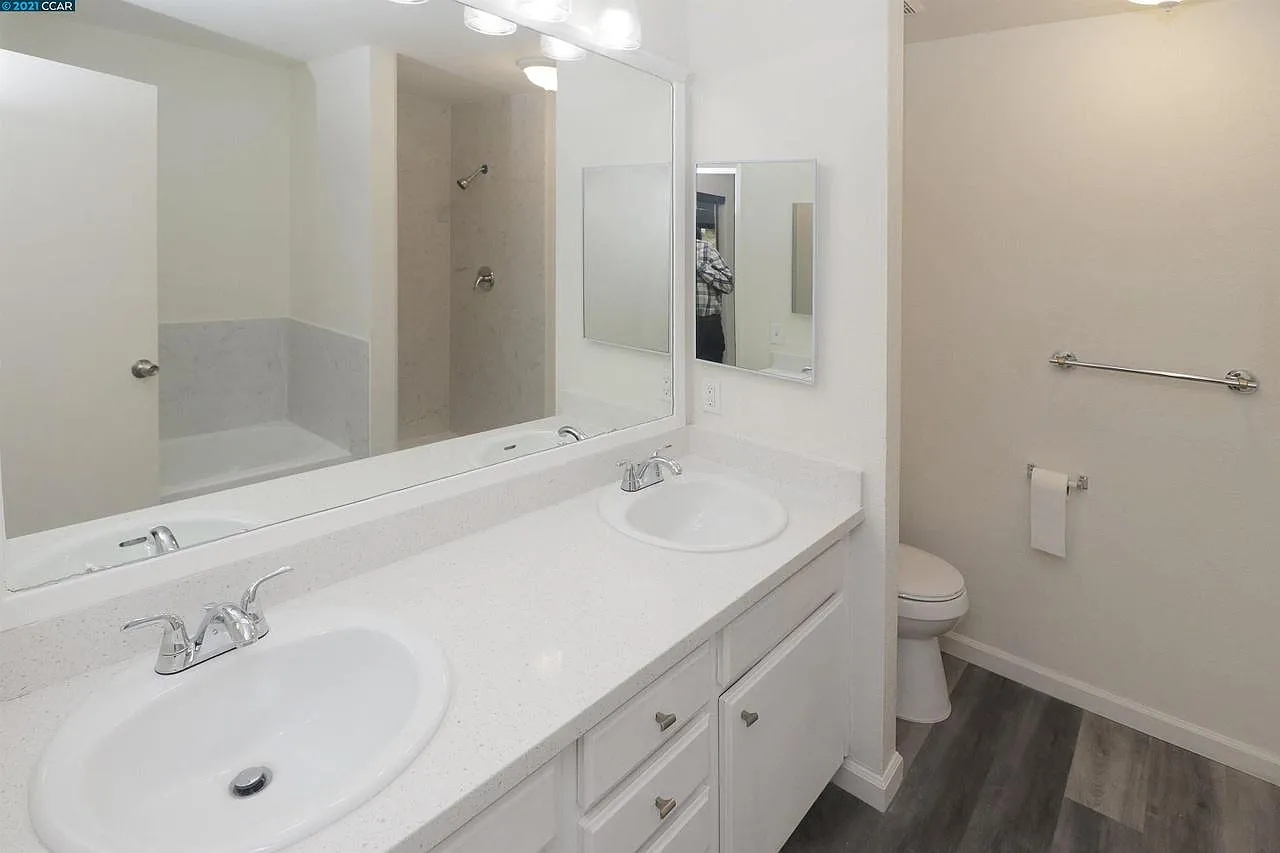 118 Newbury St photo 1