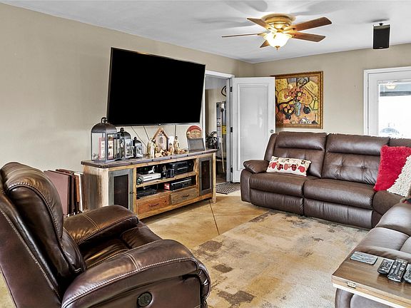 3rd image of 214 Yaupon Dr