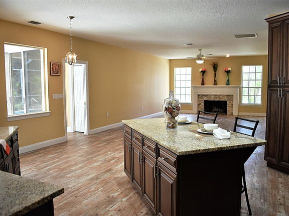 4th image of 3904 Peacock Dr