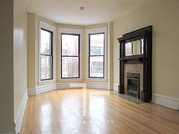 1st image of 627 W Oakdale Ave #2487