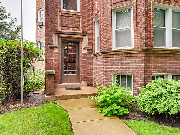 3rd image of 2208 W Ainslie St